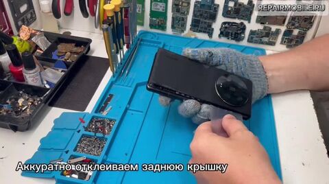 Кадр из видео: Замена стекла на Xiaomi 13 Ultra