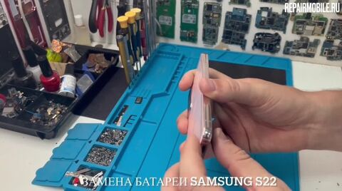 Кадр из видео: Замена АКБ на Samsung Galaxy S22