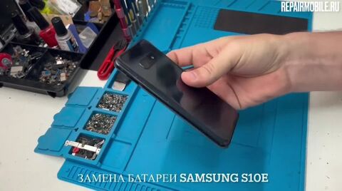Кадр из видео: Замена АКБ на Samsyng Galaxy S10E