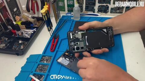 Кадр из видео: Замена стекла Samsung Galaxy S20 Ultra без замены дисплея | Оригинальная переклейка OCA 🔧