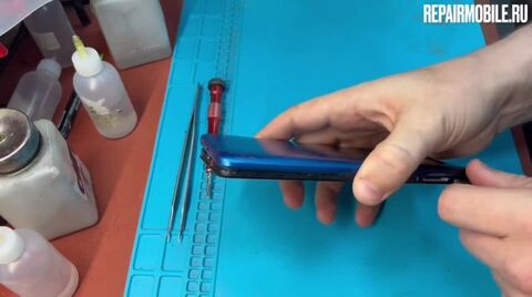 Кадр из видео: Замена стекла Tecno Pova 2
