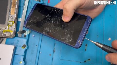 Кадр из видео: Замена экрана Honor View 10