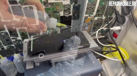 Кадр из видео: Замена экрана Oneplus 10 Pro