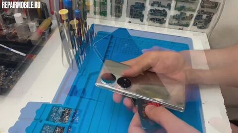 Кадр из видео: Замена стекла Huawei P50 Pro