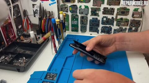 Кадр из видео: Замена стекла Samsung Galaxy S22