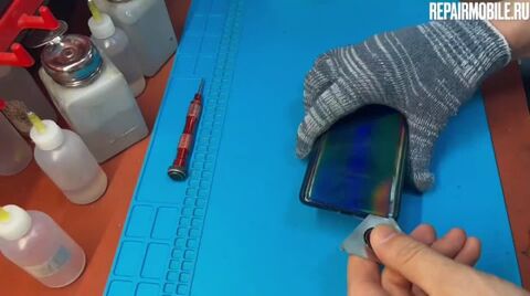 Кадр из видео: Замена стекла на Samsung Galaxy A51