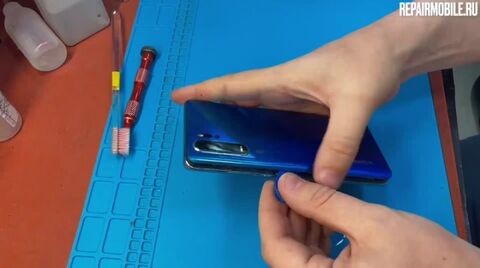 Кадр из видео: Замена стекла на Huawei P30 Pro