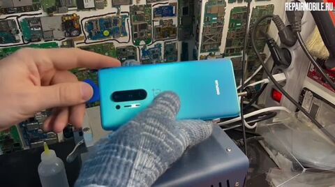 Кадр из видео: Замена стекла на Oneplus 8 Pro