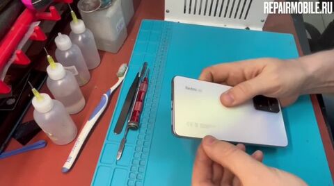 Кадр из видео: Замена экрана на Xiaomi Redmi Note 11 Pro