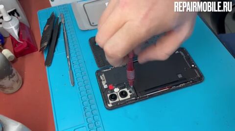 Кадр из видео: Ремонт и замена стекла на Oneplus 9