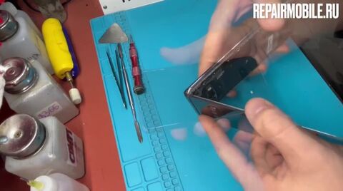 Кадр из видео: Ремонт и замена стекла на samsung galaxy s10+