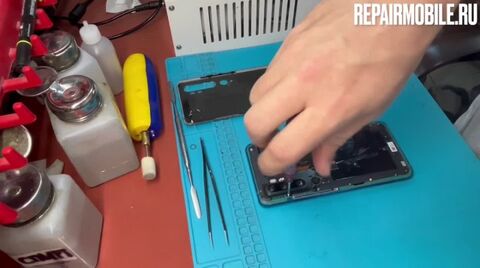 Кадр из видео: Ремонт и замена стекла на Xiaomi mi note 10 pro