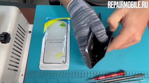 Кадр из видео: Ремонт и замена стекла на realme 8 pro