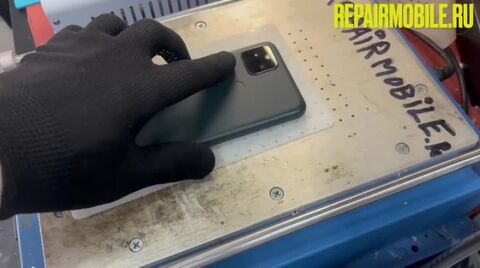 Кадр из видео: Ремонт и замена стекла на Google Pixel 5a