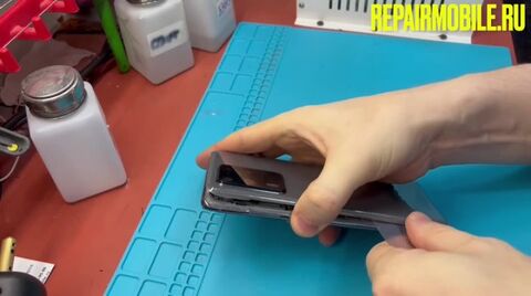 Кадр из видео: Ученик Илона Маска заменил стекло на Samsung S20 Ultra