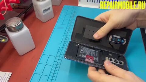 Кадр из видео: Замена стекла на Oneplus 7 Pro