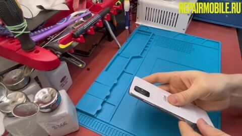 Кадр из видео: Ремонт Samsung Galaxy A51 замена стекла отдельно от дисплея