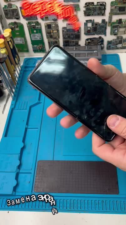Кадр из видео: Как мы чиним Huawei P60 Pro