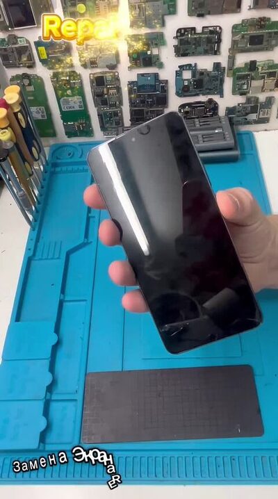 Кадр из видео: Как мы чиним realme 13+