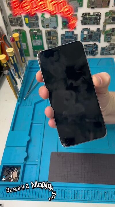 Кадр из видео: Как мы чиним Samsung Galaxy S24+